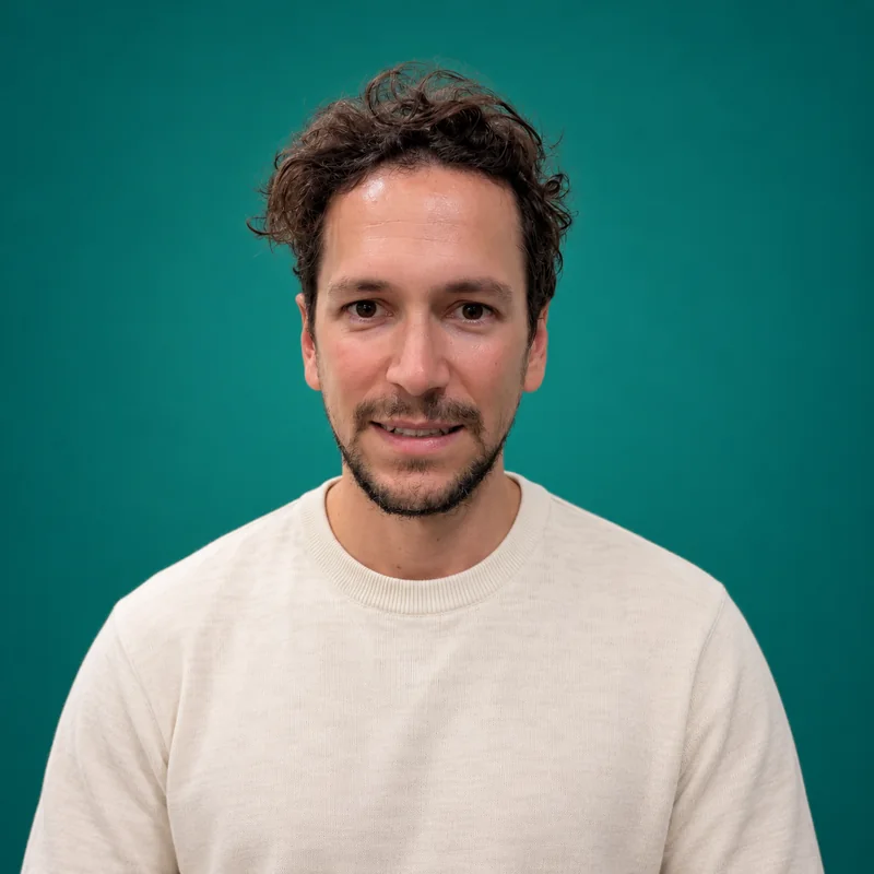 Porträt von Manolo Rodriguez vor grünem Hintergrund